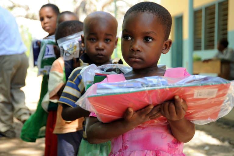 kids in line in tanzania. Kinderen in de rij in tanzania