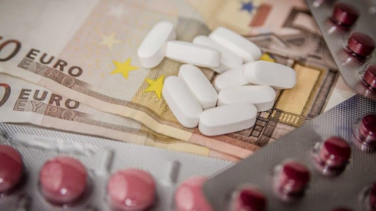 pills, money , investment. geld medicatie investeringen.
