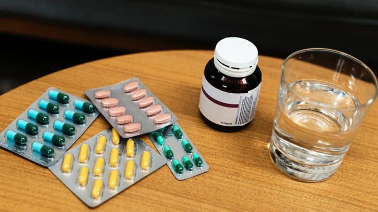 Medicines and water on table/ Medicijnen en water op tafel