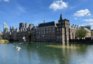 Foto van de Hofvijver en het Binnenhof in Den Haag